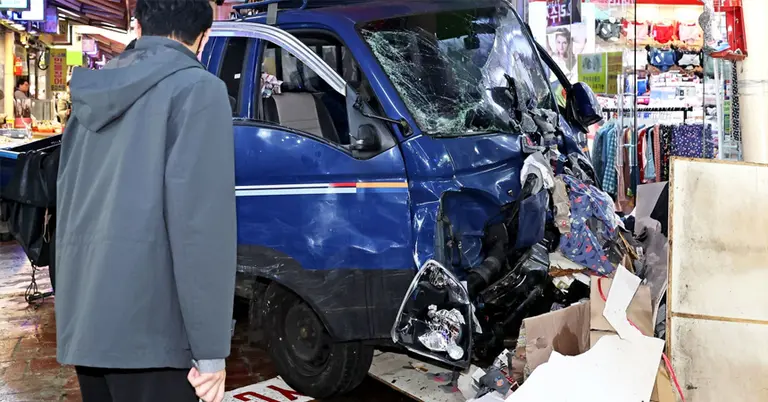 দক্ষিণ কোরিয়ায় ট্রাক দুর্ঘটনায়